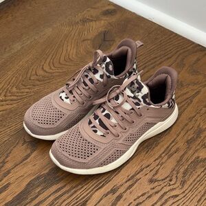 APL techloom tracer size 6 leopard sneakers